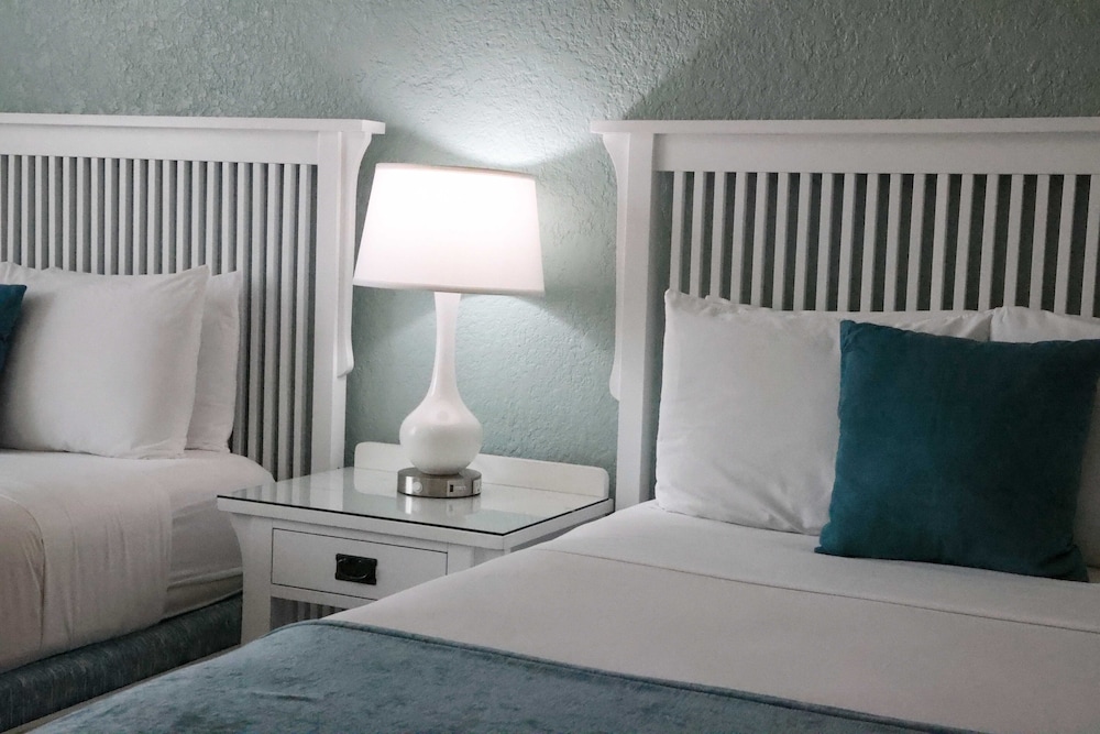 Standard Room, 2 Queen Beds - Photo 7