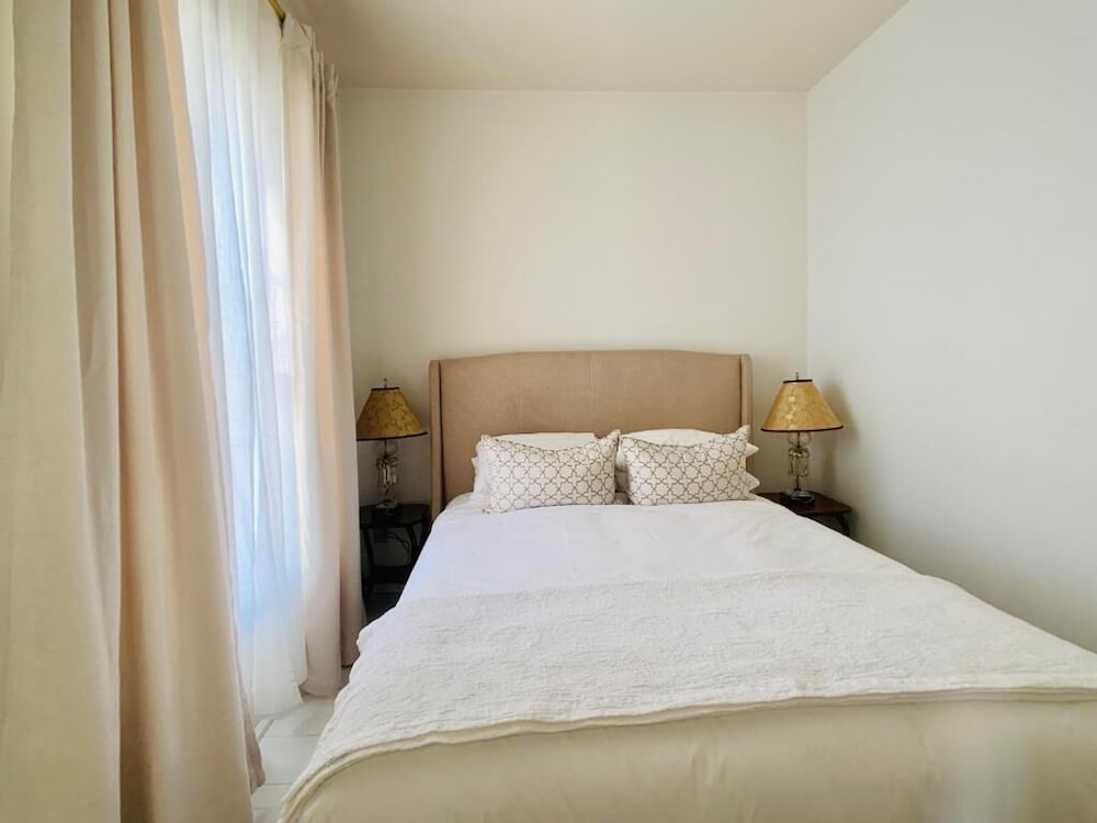 Basic Room, 1 Queen Bed photo 2