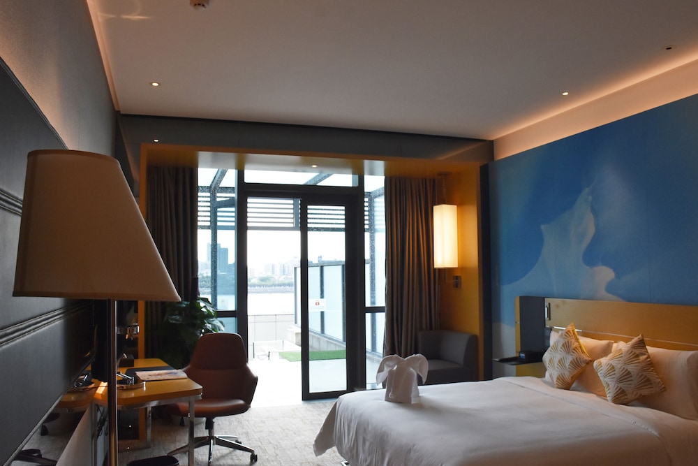 Deluxe Room, 1 King Bed, Balcony, Ocean View photo 1