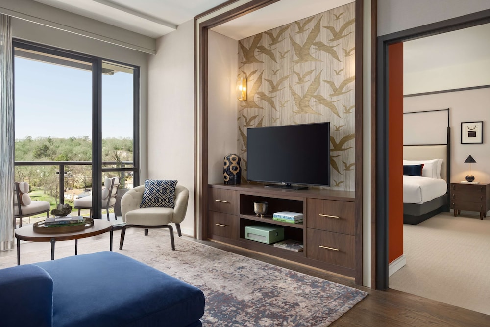 Suite, 1 King Bed (Camellia, Roll-In Shower) - Photo 4