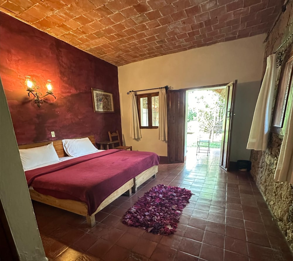 Standard Room, 1 King Bed - Photo 1