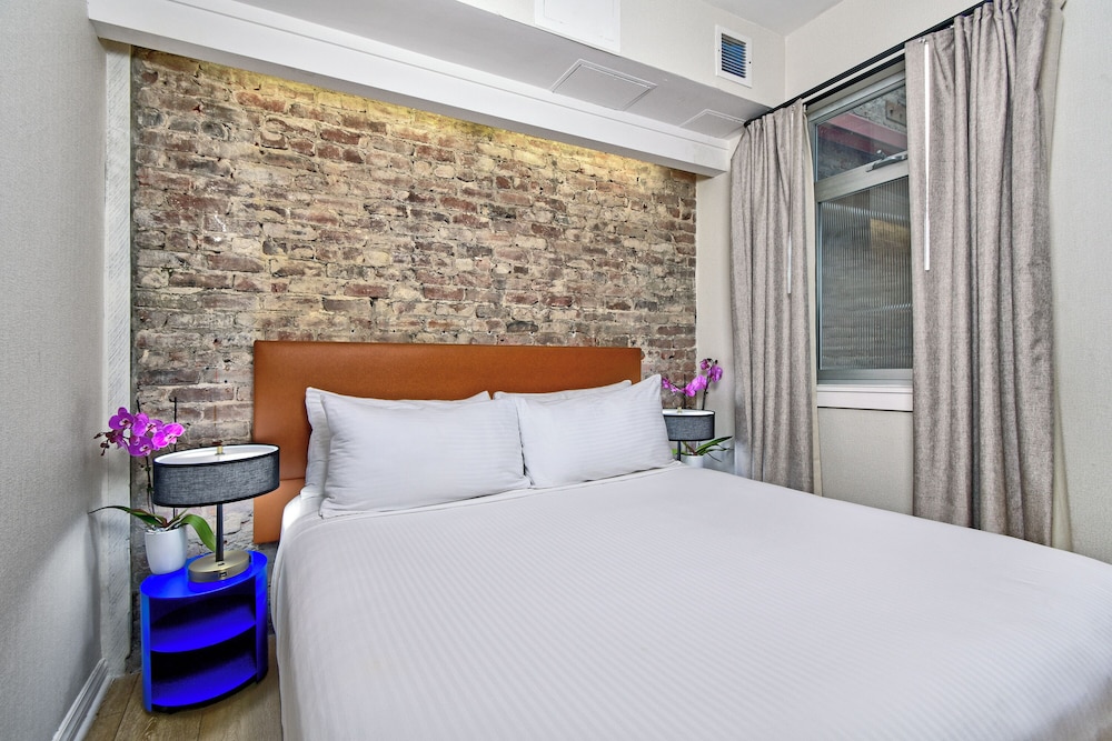 Deluxe Room, 1 King Bed photo 1