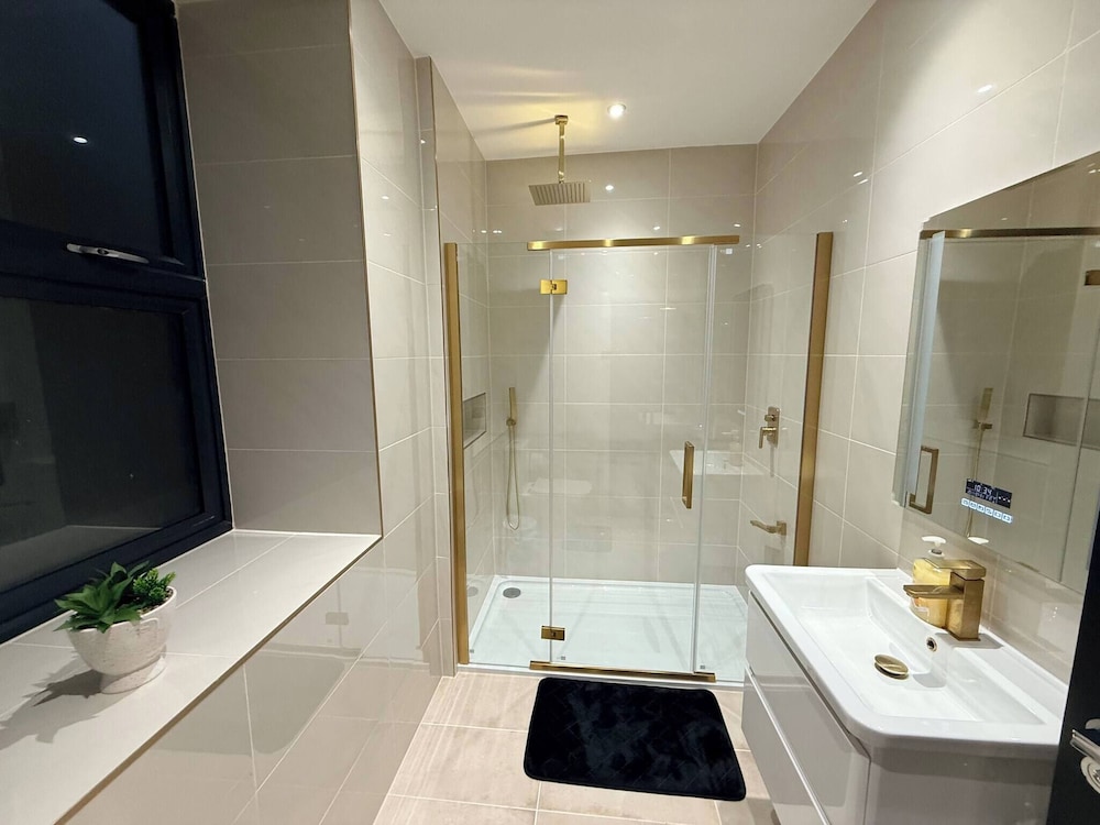Luxury Home 5 Bedroom 3 Bathroom Games Room Parking, Foto 22