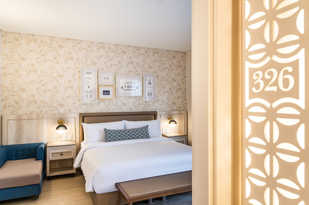 Premium Room, 1 King Bed, City View - Photo 4