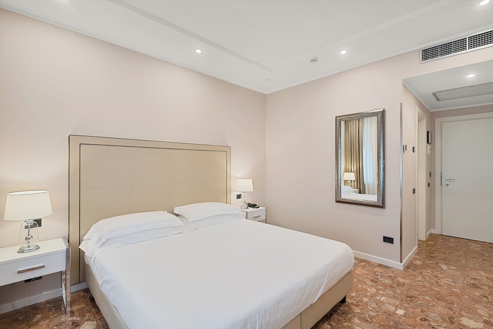 Standard Double Room - Photo 13