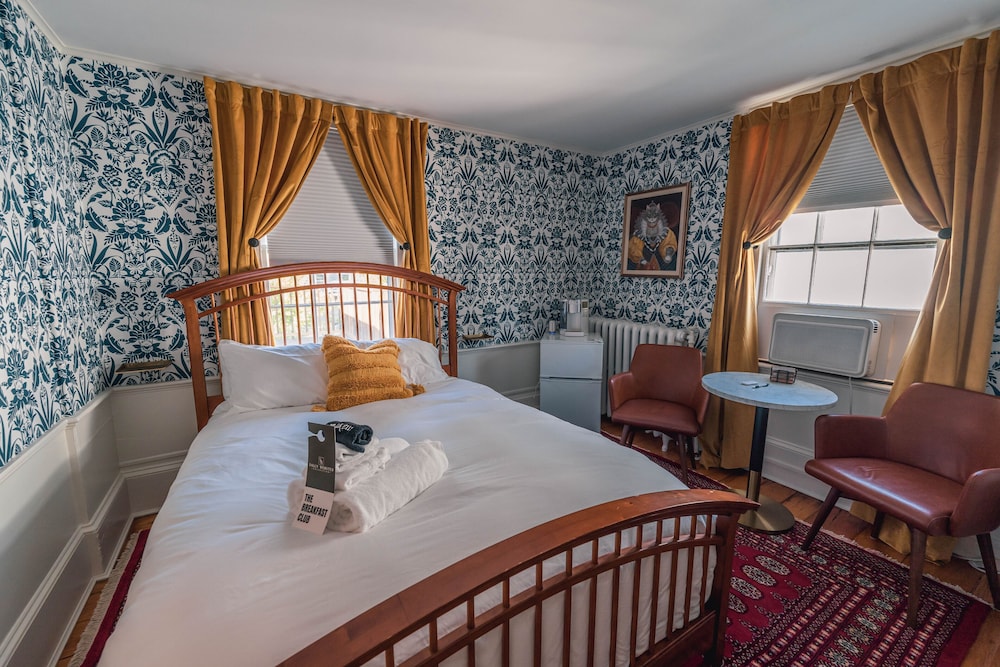 Economy Room, 1 Queen Bed photo 3