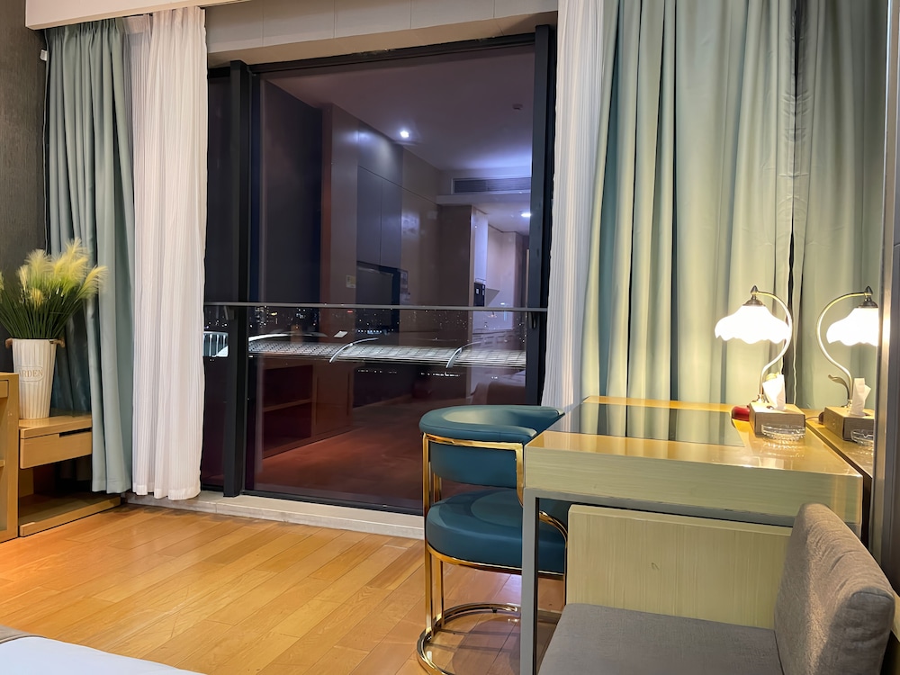 Deluxe Room, 1 King Bed photo 1