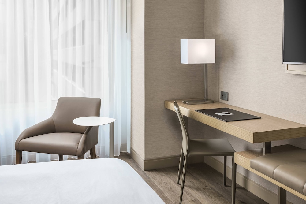 Standard Room, 1 King Bed (Mobility Accessible, Roll-In Shower)
