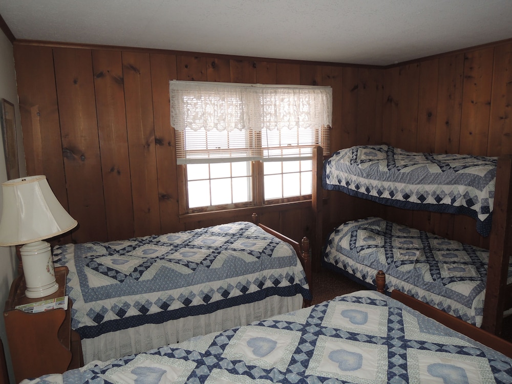 Triple Room, Shared Bathroom (One Extra Bunk) photo 1