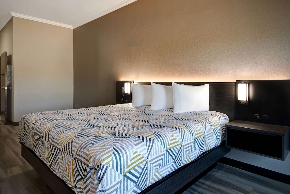 Standard Suite, 1 King Bed, Non Smoking - Photo 9