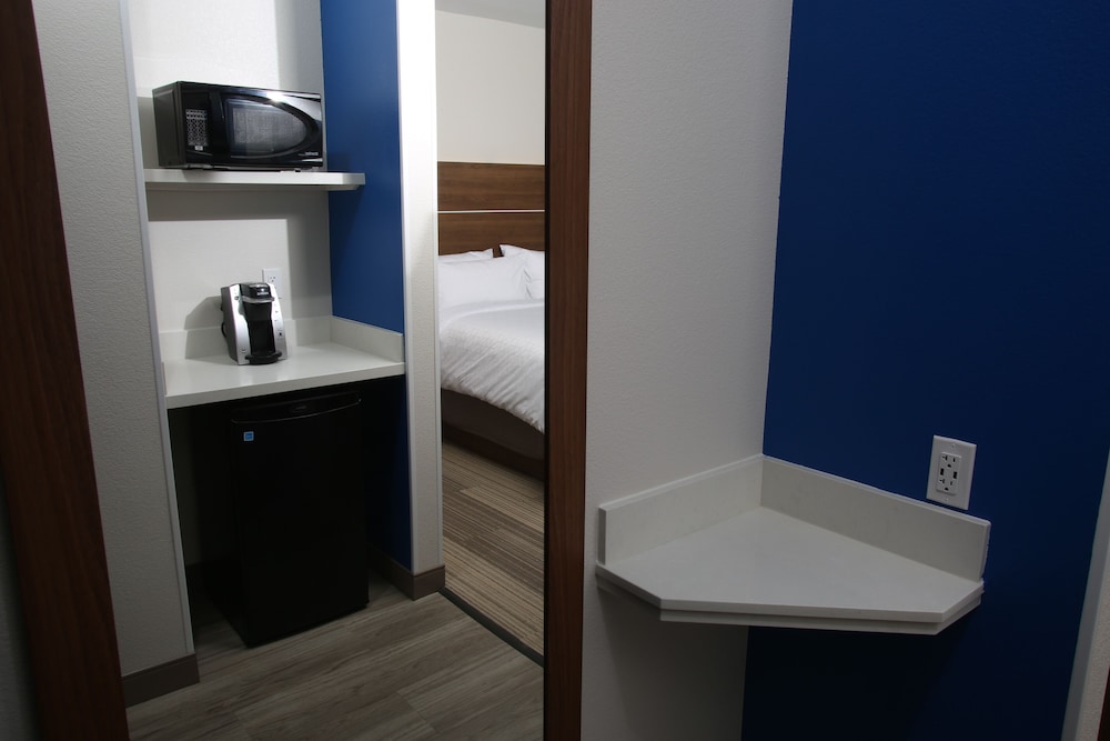 Suite, 1 King Bed, Accessible (Additional Living Area) photo 2