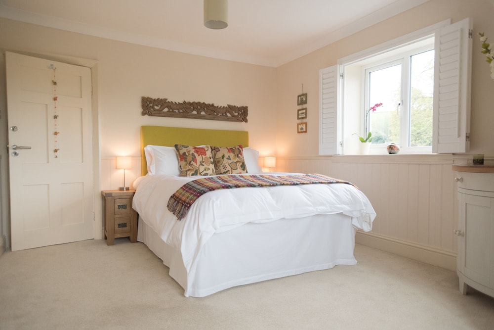 Luxury Double Room, 1 King Bed, Non Smoking, Garden View (Hatch) photo 1