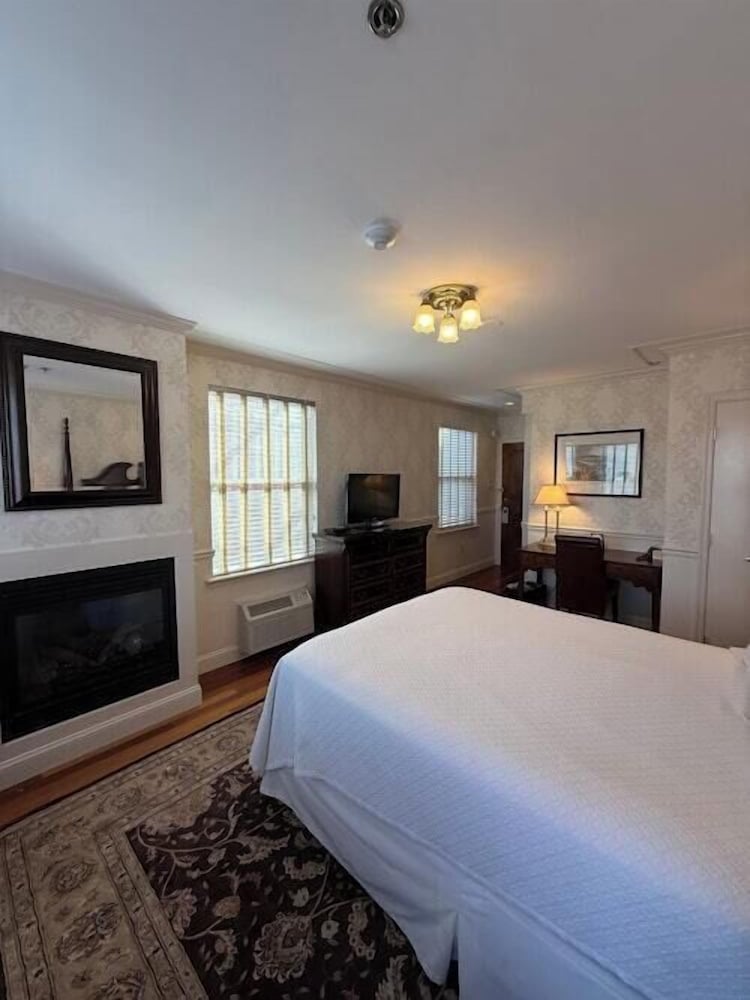 Premium Room, ONE QUEEN BED LARGE ROOM WITH LARGE PATIO RIVER VIEW - Photo 2