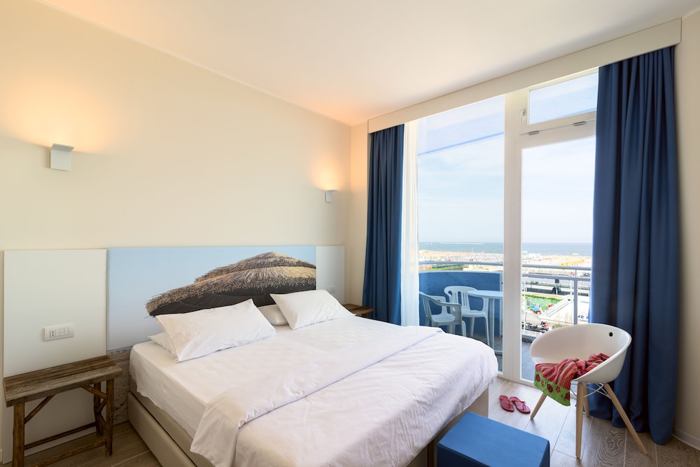 Deluxe Double or Twin Room, Balcony, Sea View photo 1