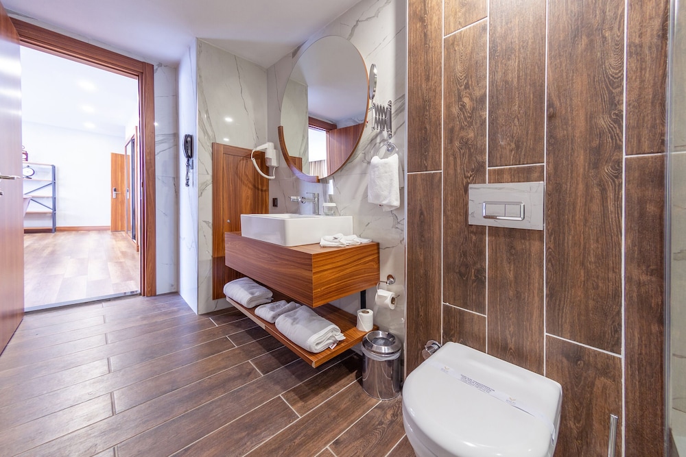 Honeymoon Suite photo 3