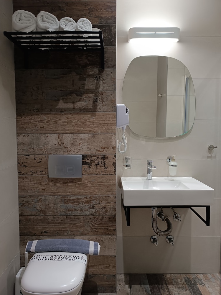 Standard Double or Twin Room, Balcony - Photo 7