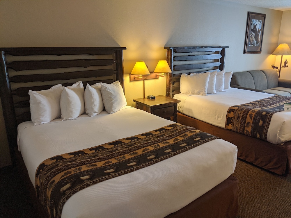 Deluxe Room, 2 Queen Beds, Accessible (Deluxe room two queen beds and sofa) photo 1