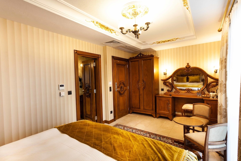 Royal Double Room, 1 King Bed, Non Smoking, City View photo 3