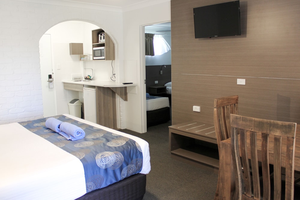 Room (2 Bedroom Family Unit) photo 2