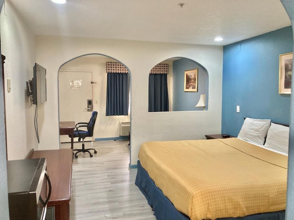 Deluxe Suite, 1 King Bed - Photo 1