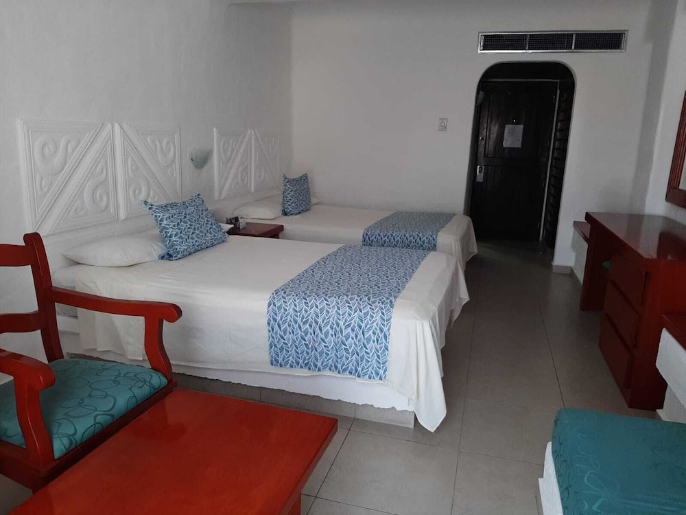 Standard Room, 2 Double Beds, Partial Ocean View photo 2