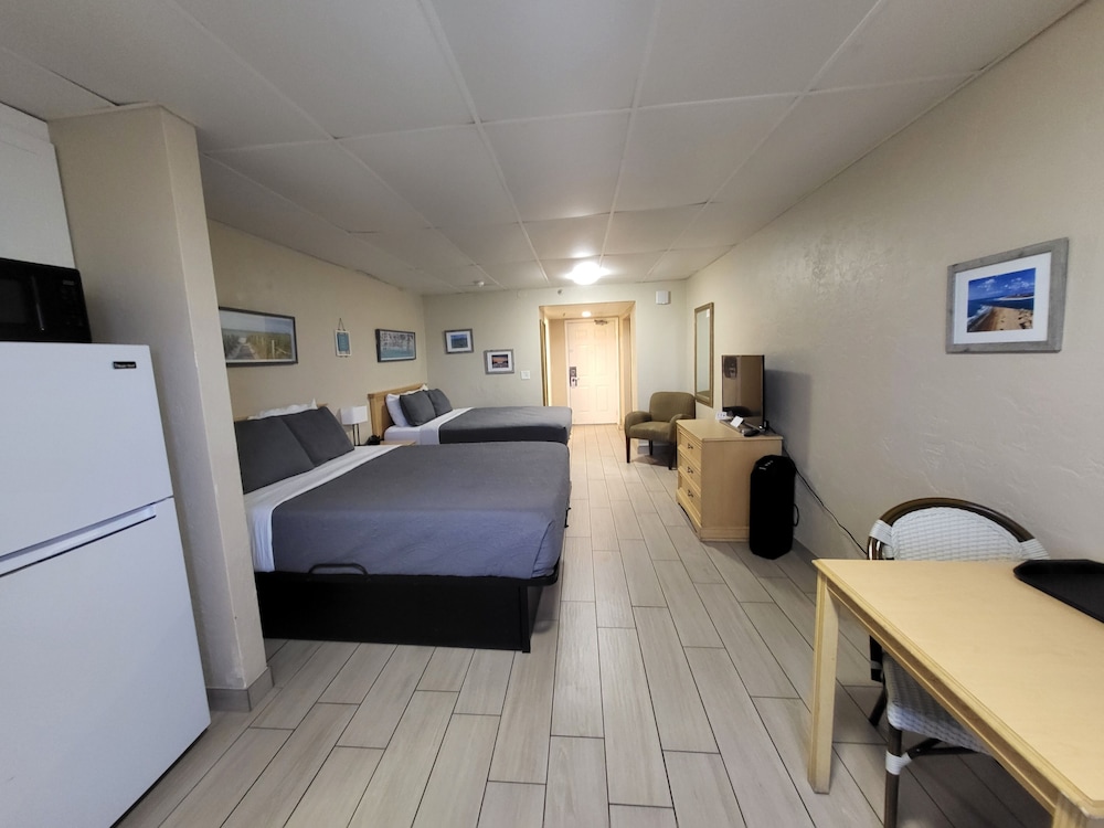 Standard Room, 2 Queen Beds, Kitchenette, Partial Ocean View (Poolside) - Photo 2