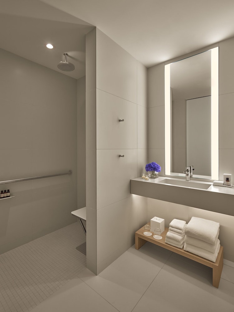 Premier Room, 1 King Bed (Mobility Accessible, Roll-In Shower) thumbnail 5