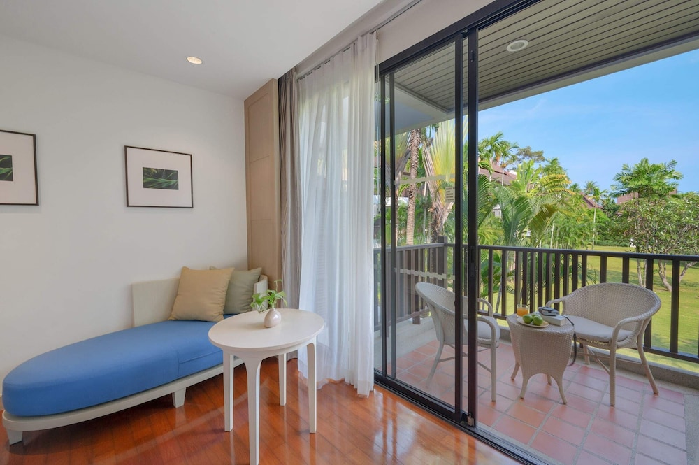 Superior Room, 1 King Bed, Pool View - Photo 3