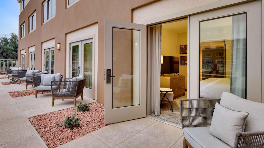 Suite, 1 King Bed, Non Smoking, Patio (with Sofabed) - Photo 4