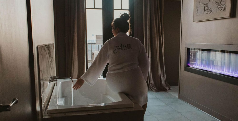 Exclusive Suite, 1 King Bed, Hot Tub - Photo 7