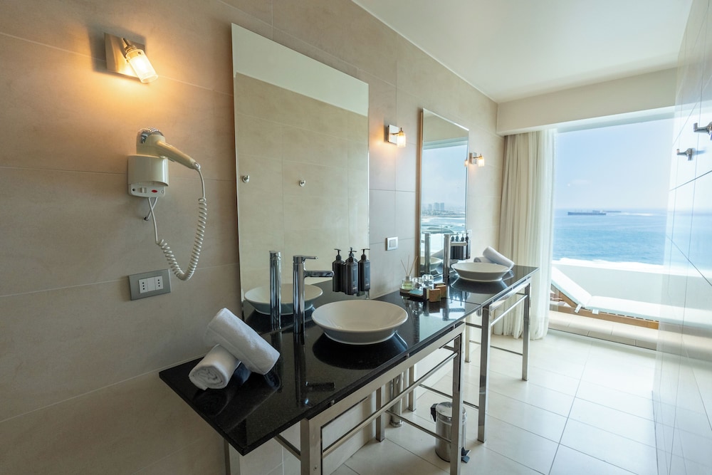 Premium Suite, 1 King Bed, Sea View (Single) - Photo 12