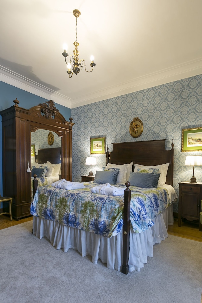 Superior Suite, 1 Queen Bed, Bathtub