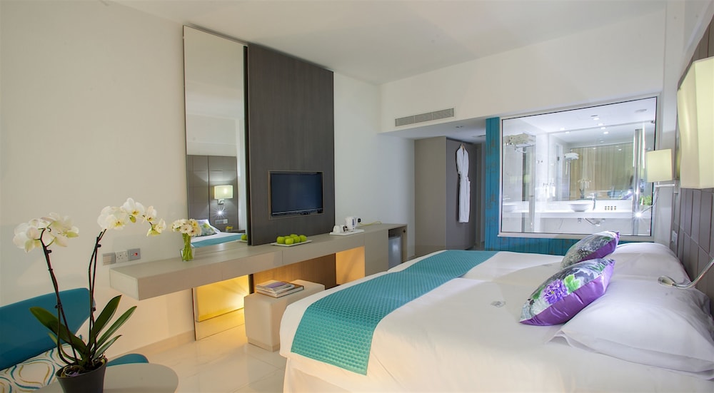 Superior Double or Twin Room, 1 Bedroom, Balcony, Partial Sea View photo 3