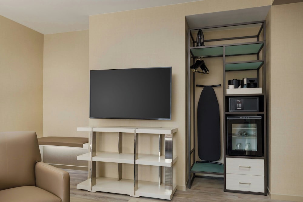 Studio, 2 Queen Beds (Mobility/Hearing Accessible, Tub) - Photo 1