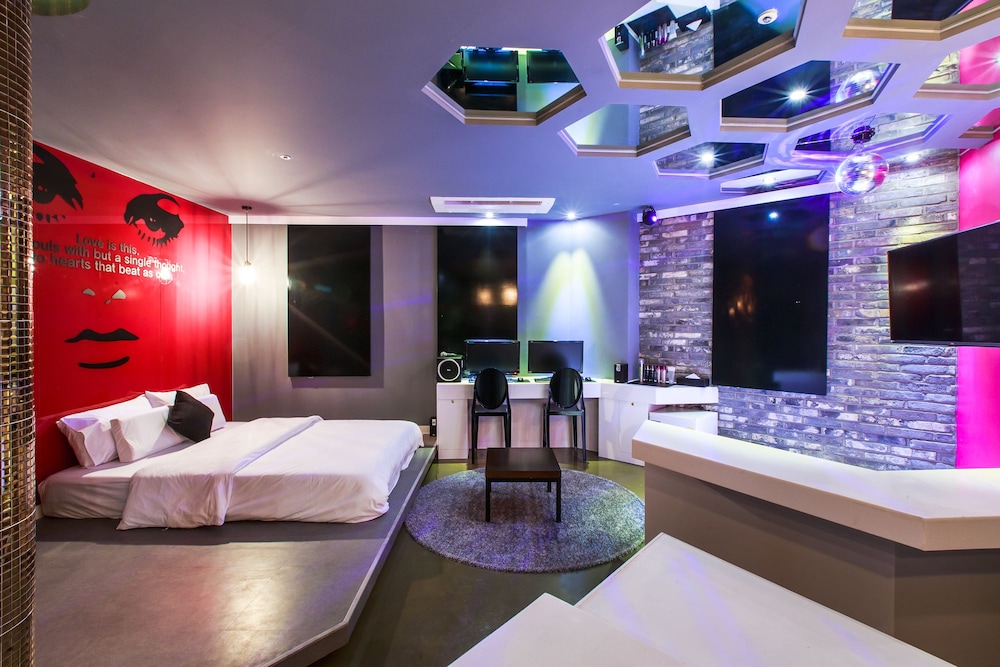 Party Room - Photo 2
