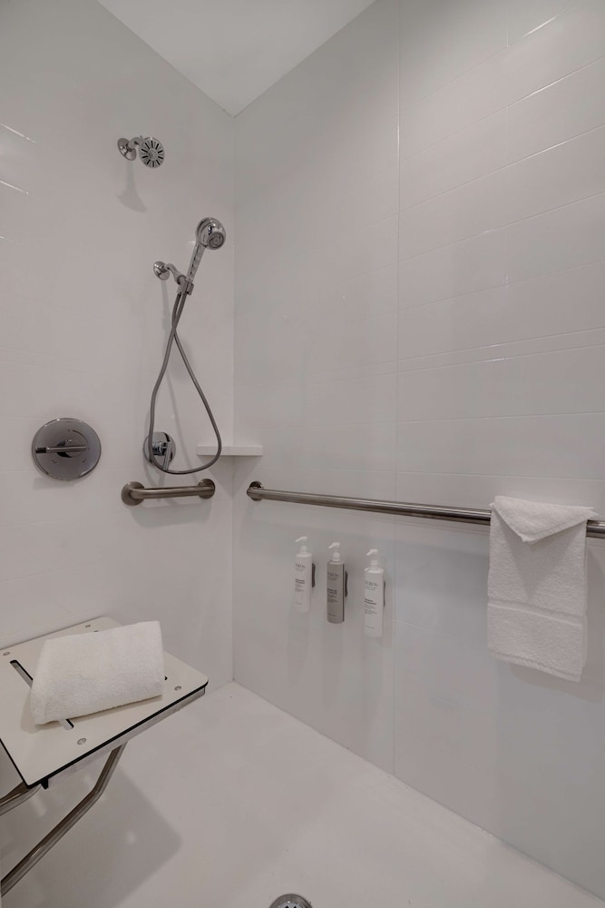 Room, 2 Queen Beds, Bathtub (Mobility) - Photo 8