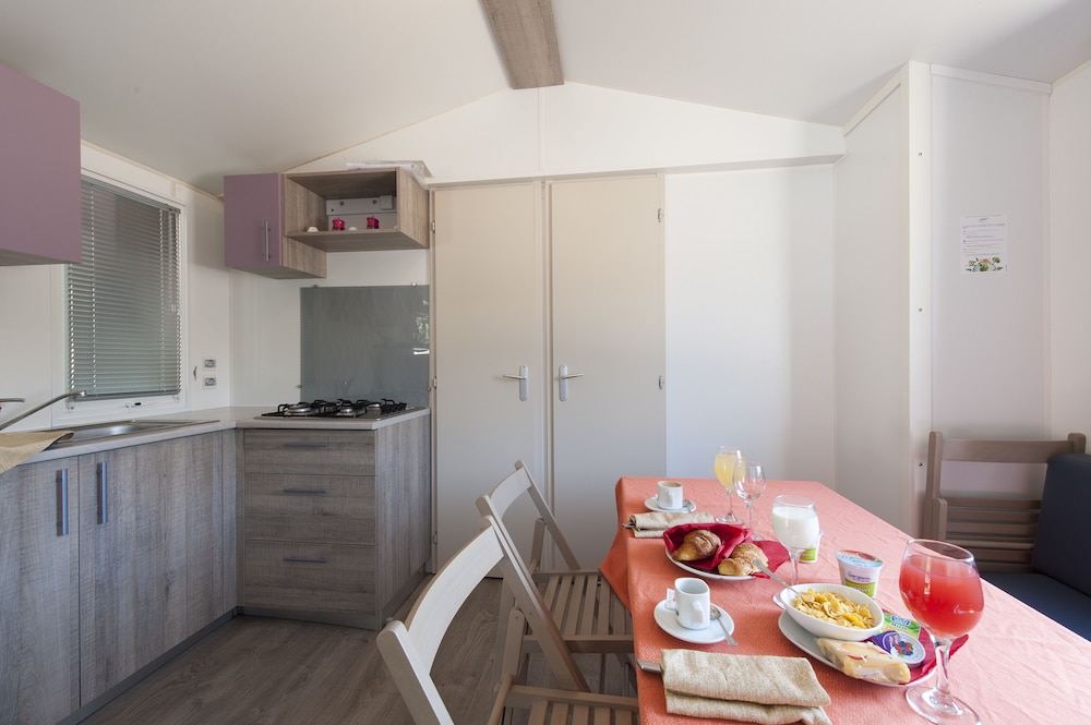 Deluxe Mobile Home, 3 Bedrooms, Kitchen photo 3