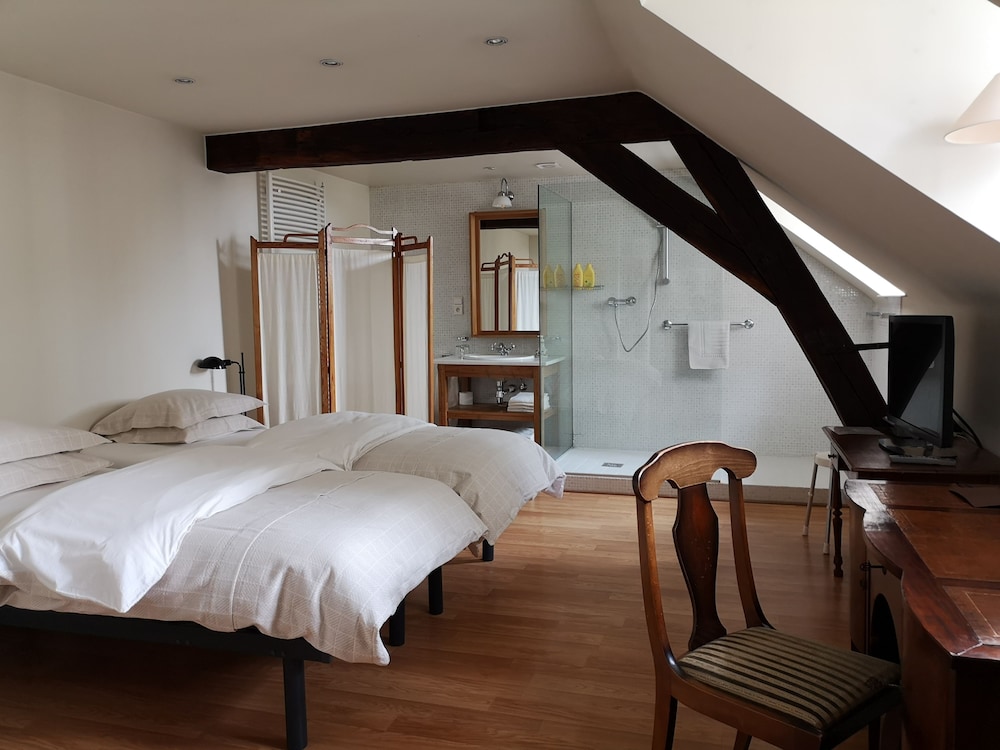 Comfort Room, 1 King Bed, City View