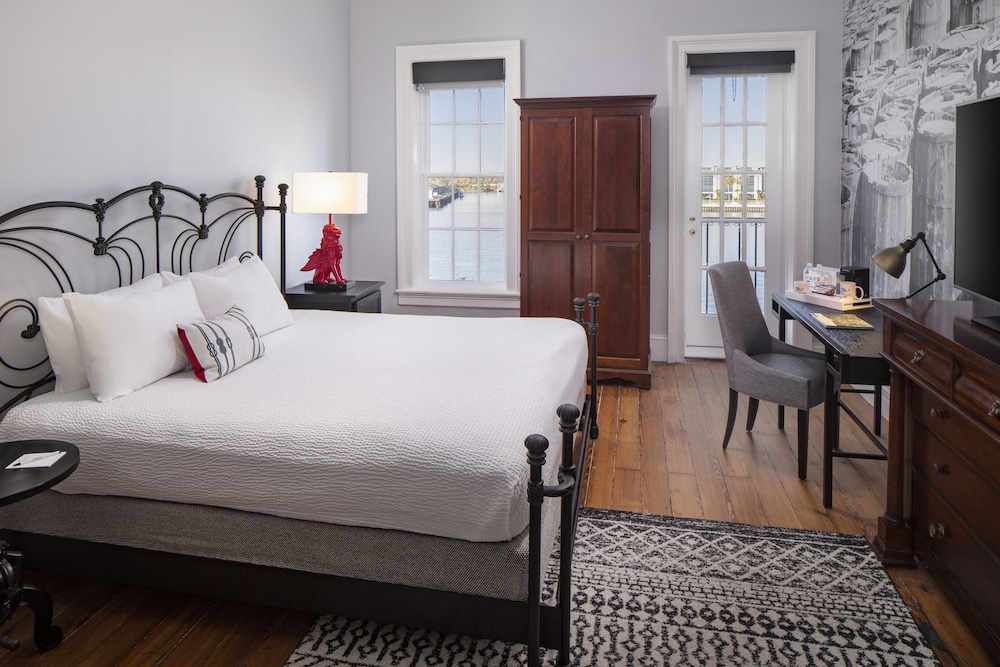Room, 1 Queen Bed, Balcony, River View