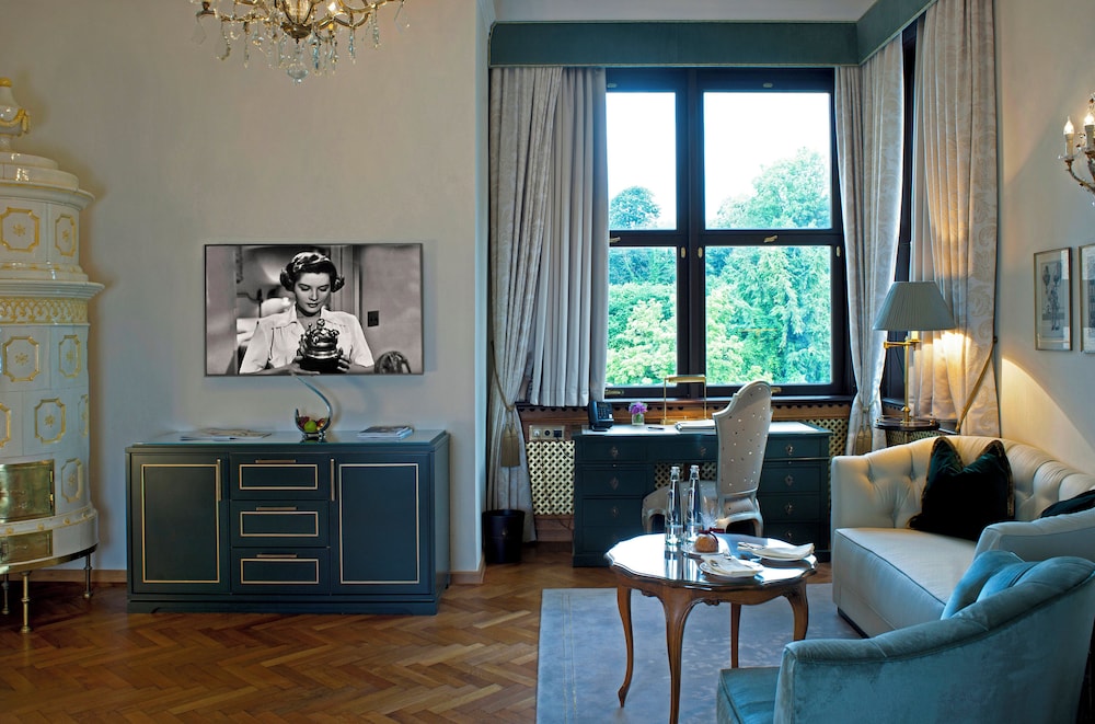 Design Suite, 1 King Bed, Park View, Corner photo 3