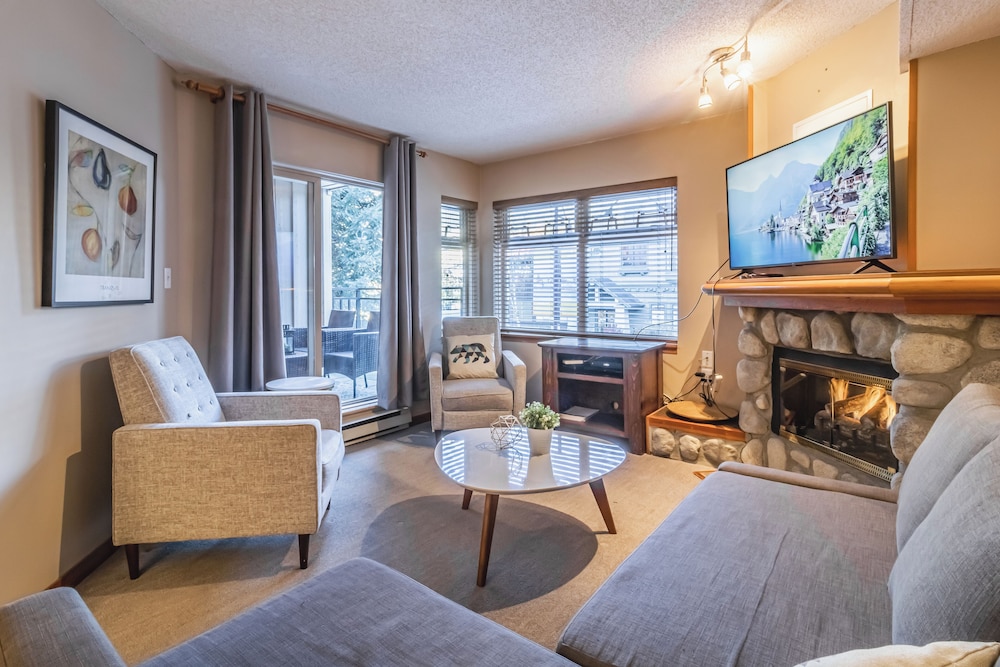 Condo, 1 Queen Bed with Sofa bed, Balcony, Mountain View