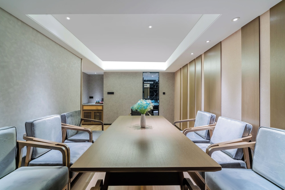 Executive Suite, City View photo 3