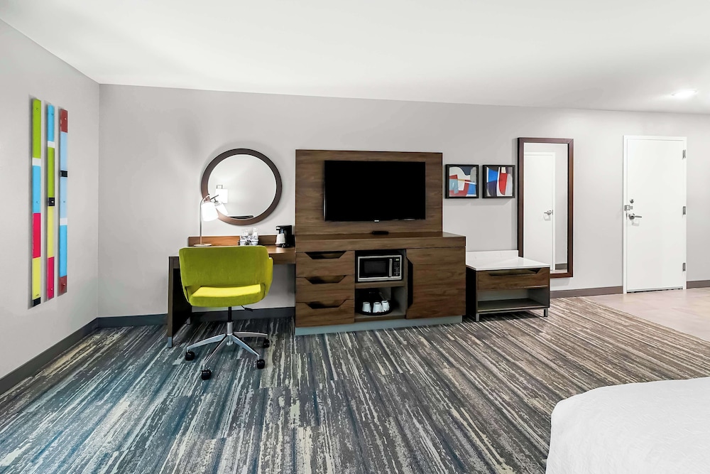 Handicap Accessible, Non-Smoking, Single King Room photo 2
