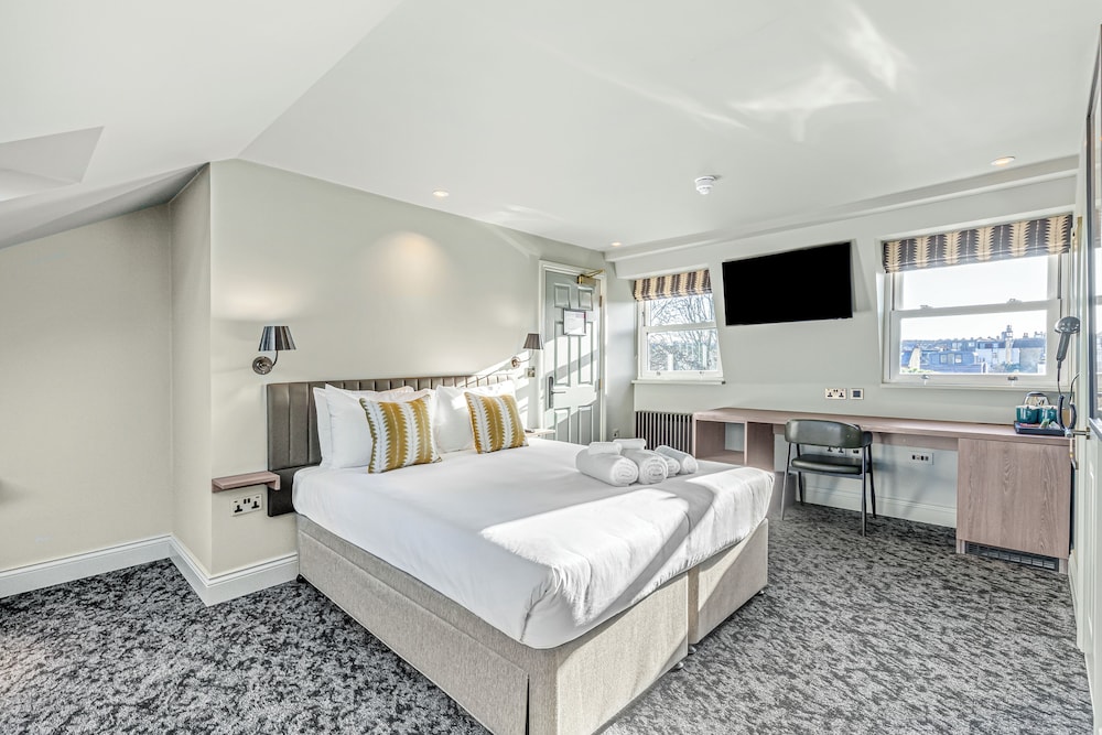 Deluxe Quadruple Room, City View