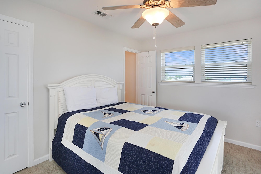 House, Multiple Beds (Beach Please) photo 1