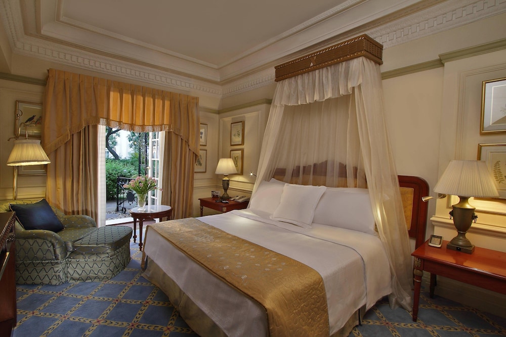 Club Suite, 1 King Bed, Smoking - Photo 3