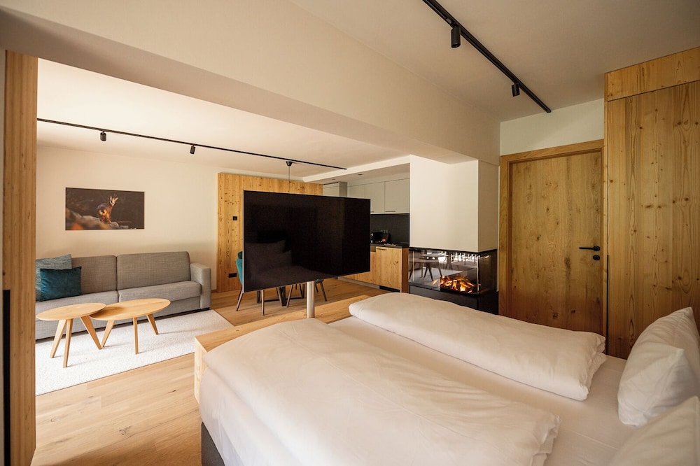 Superior Studio, 1 Queen Bed with Sofa bed, photo 6
