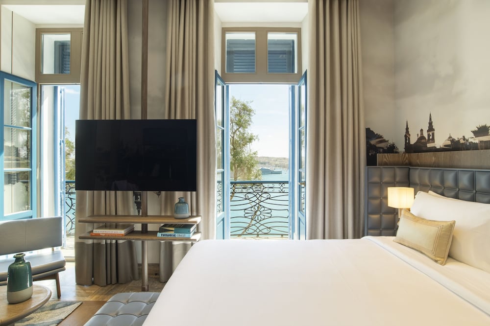 Superior Grand Harbour View Suite