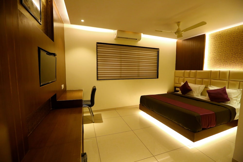 Suite - Photo 1