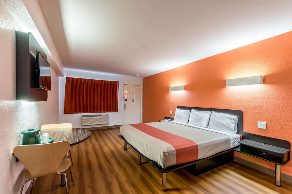 Standard Room, 1 King Bed, Non Smoking - Photo 1